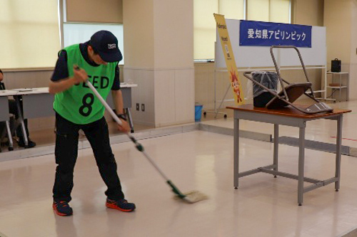 弾性床清掃及び机上清掃を行う選手